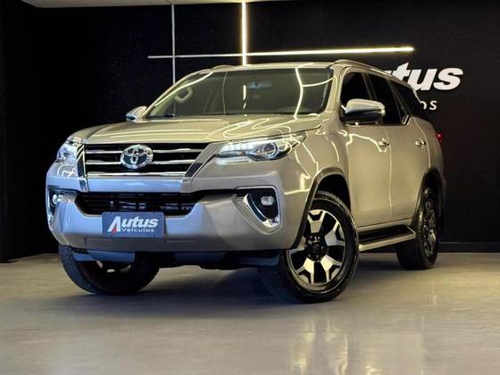 TOYOTA HILUX SW4 2.8 SRX 4X4 7 LUGARES 16V TURBO INTERCOOLER DIESEL 4P AUTOMÁTICO